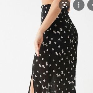 Forever 21 Daisy Print M-Slit Maxi Skirt ( Sz LARGE) Black/Cream